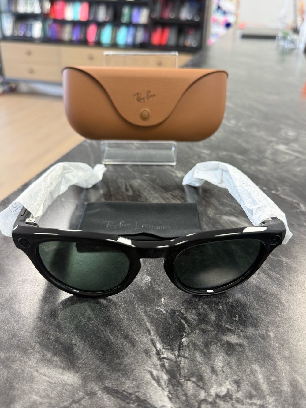 Ray-Ban Meta Headliner(Gen 2) Black Sunglasses with Tan Leather Case - Picture 2 of 7